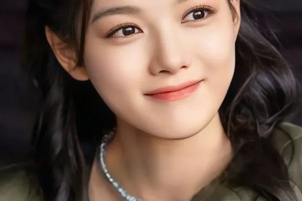 Kim Yoo-jung official portrait