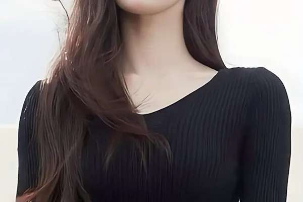 Go Youn-jung official portrait photo